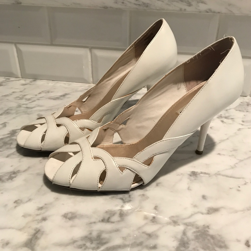 Steve Madden white pumps