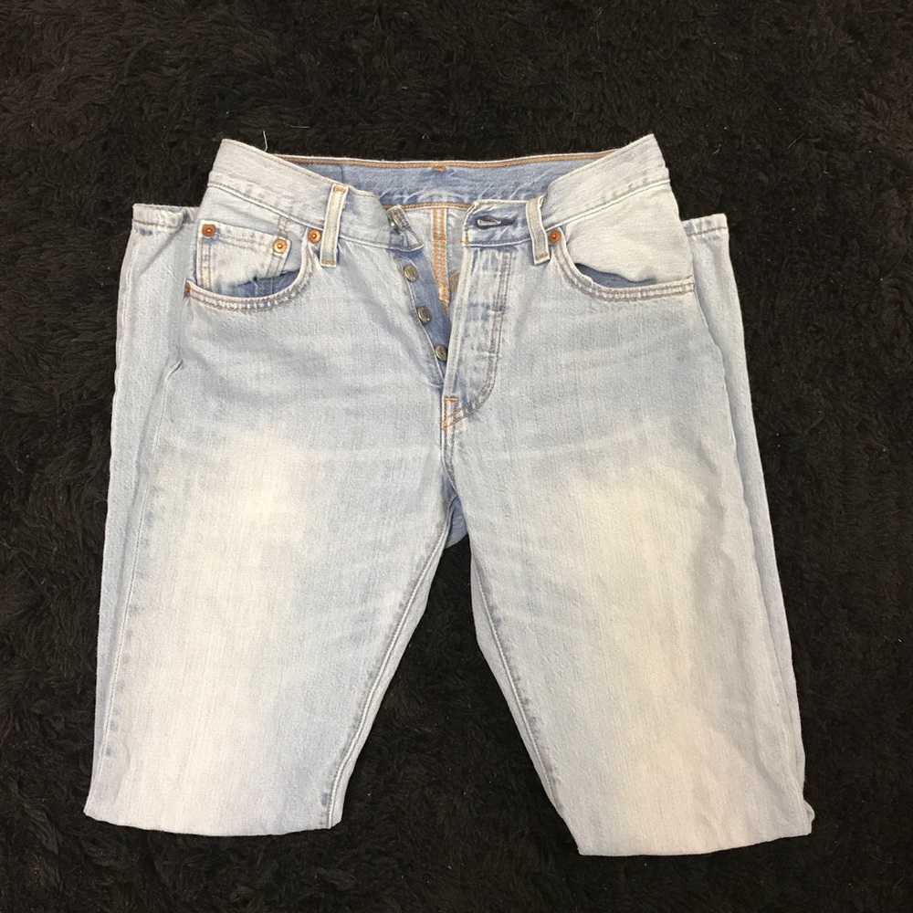 Light wash Levi Jeans