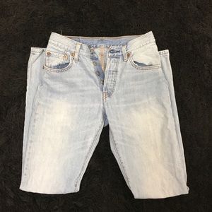 Light wash Levi Jeans