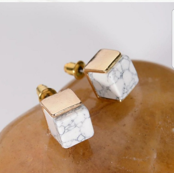 1 DAY SALE🌹GEOMETRIC MARBLE STONE STUD EARRINGS! - Picture 2 of 4