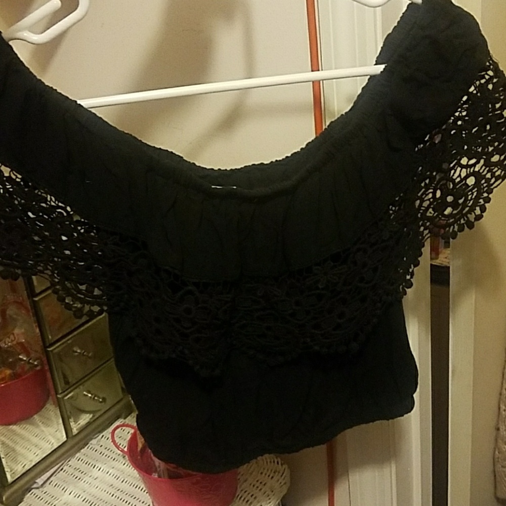 Off-shoulder LA Hearts Crop