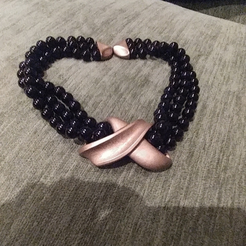 ONYX AND GOLD CLASP-PENDANT NECKLACE