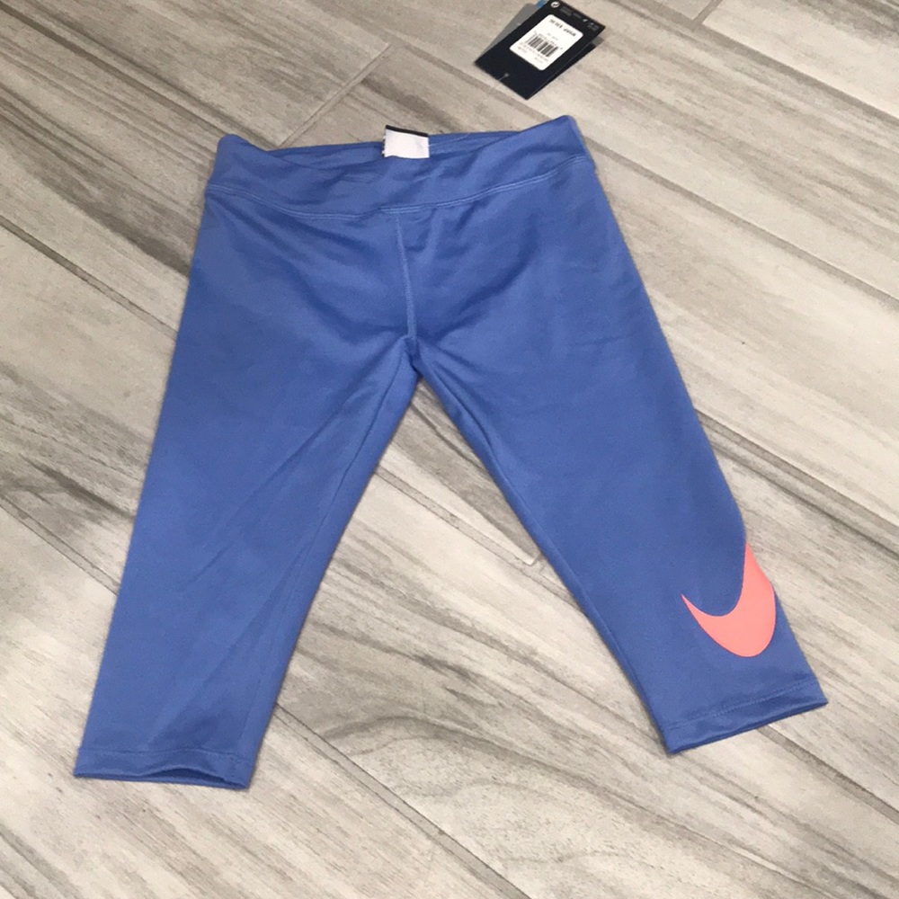 Nike side swoosh Girls Capri leggings Dri Fit