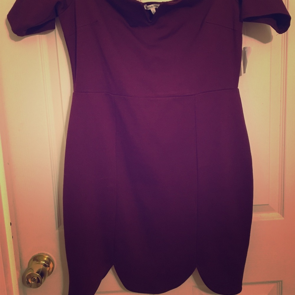 Cute burgundy dress scallop cut bottom
