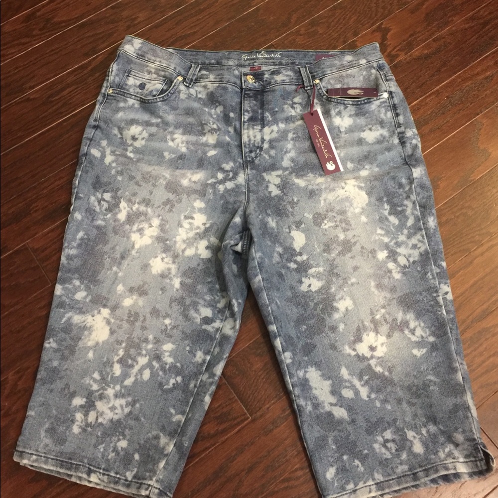 GLORIA VANDERBILT Floral Skimmer Capri Jeans