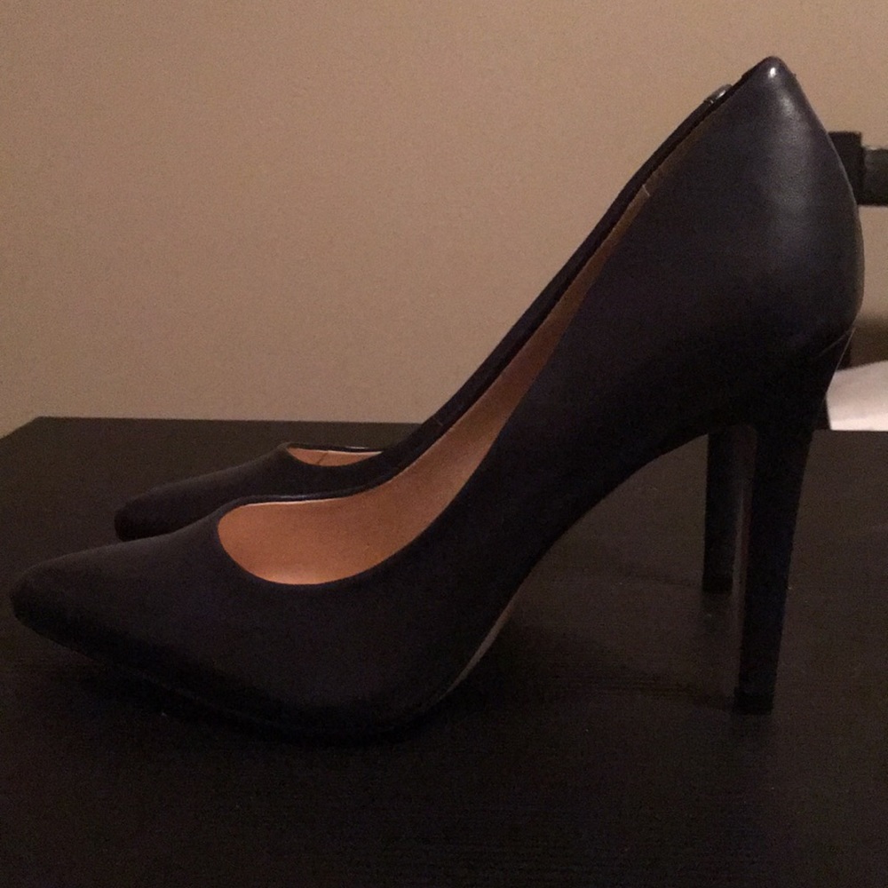 Vince Camuto  navy blue pumps. Never worn, size 6