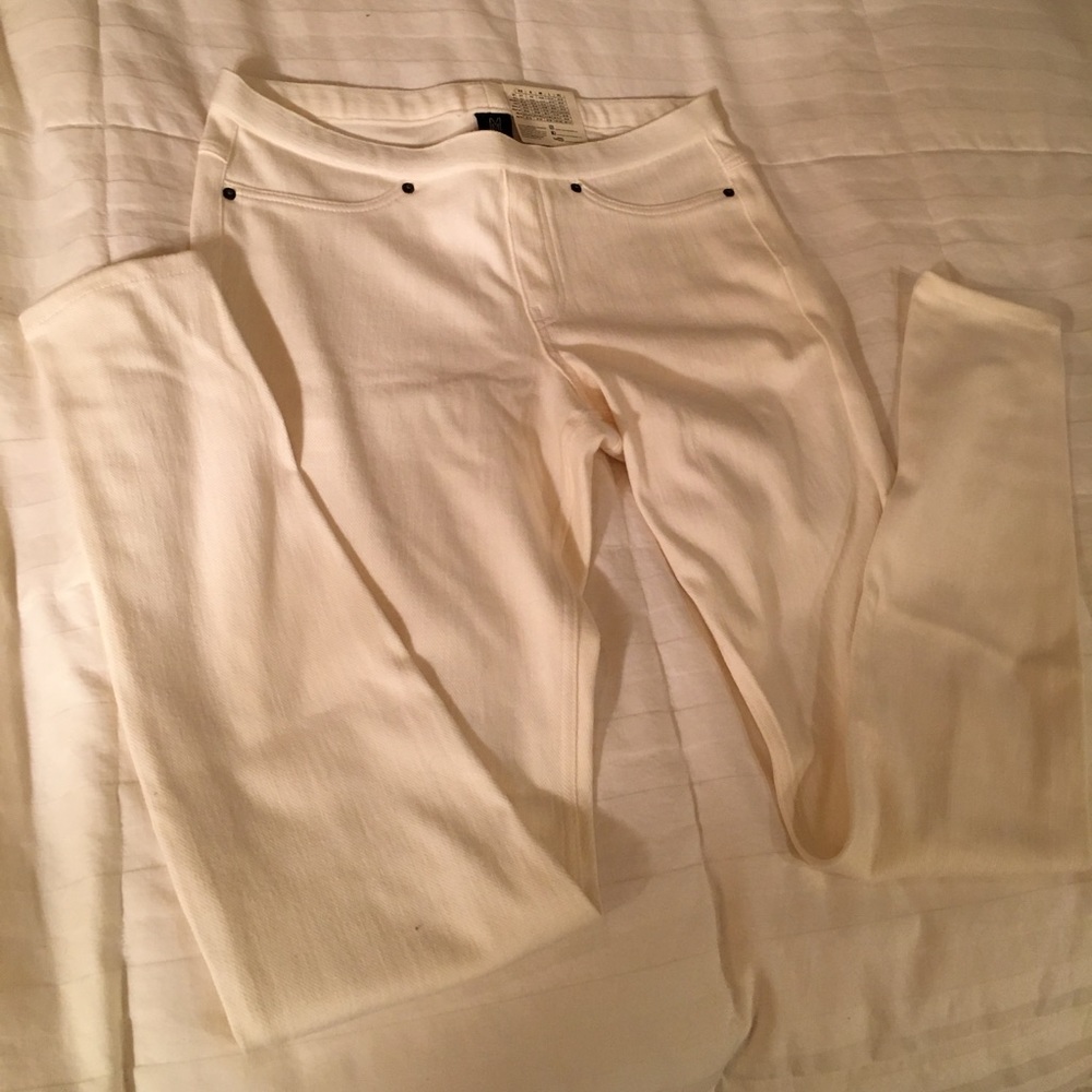 HUE Soft Winter White Stretch Leggings NWT size M