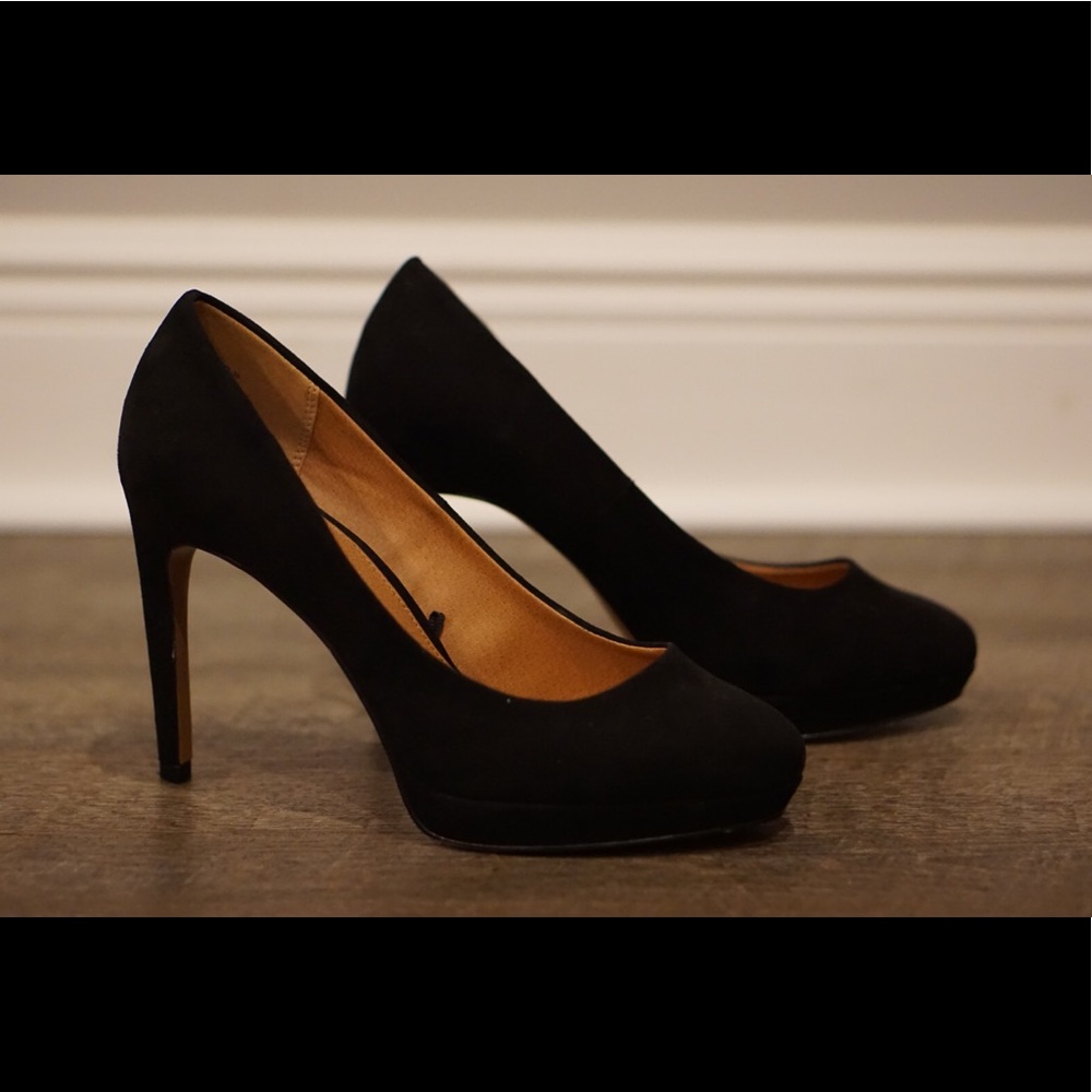 Suede Black Pumps