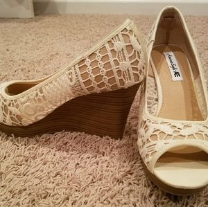 American Eagle Cream Lace Wedges
