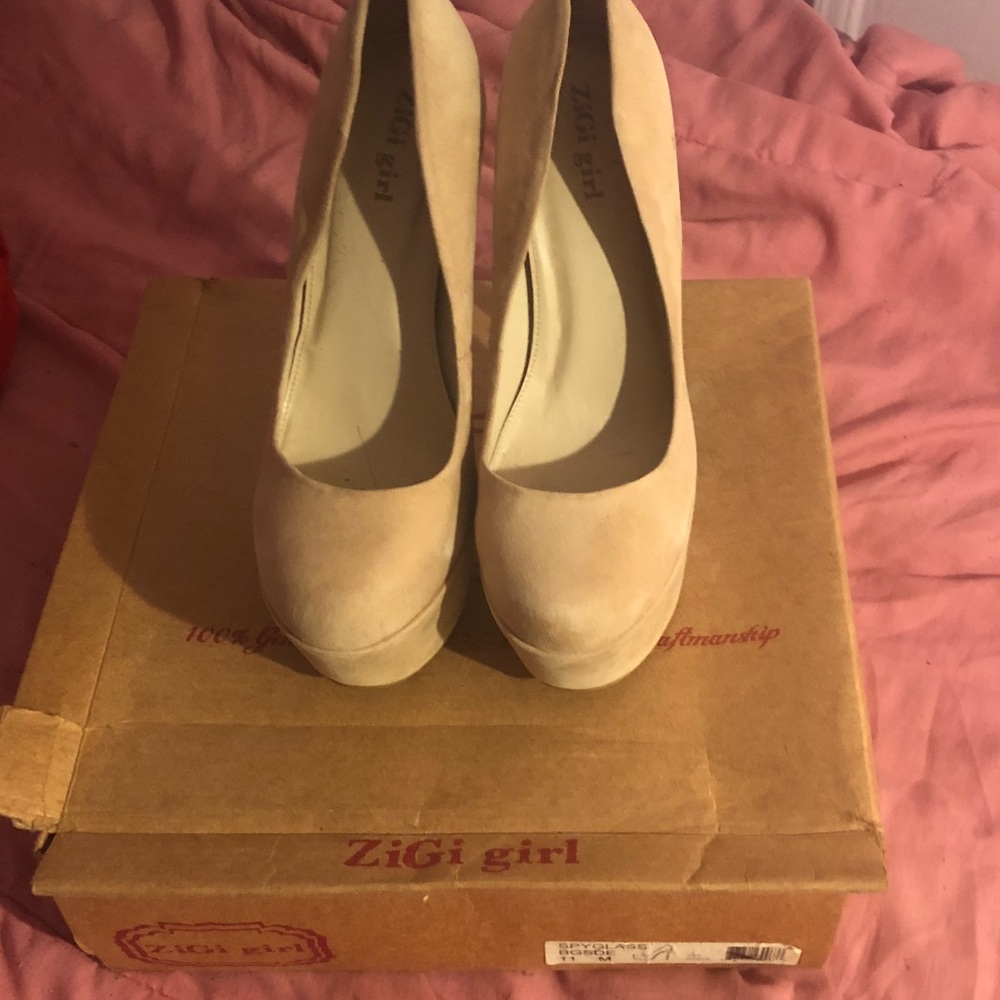 Platform nude shoes. Suede.