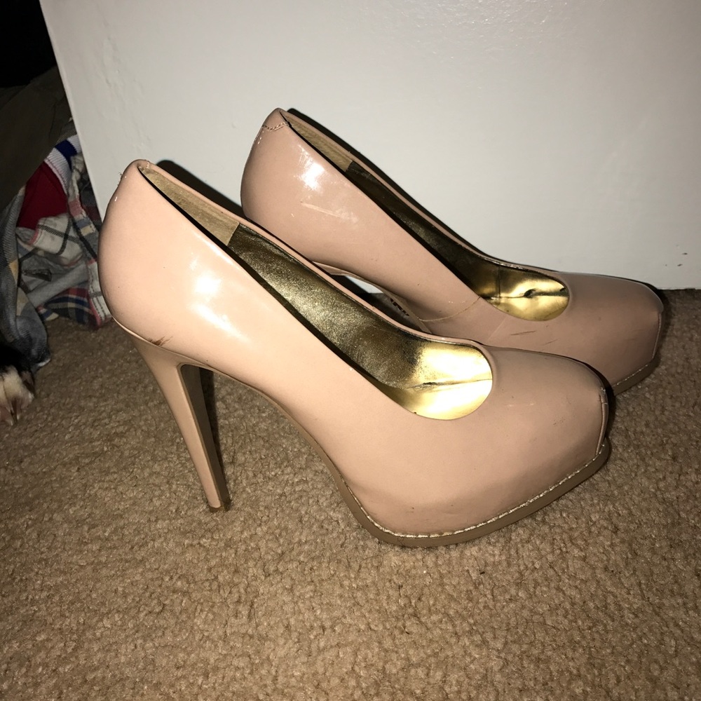 Vera Wang platform pumps