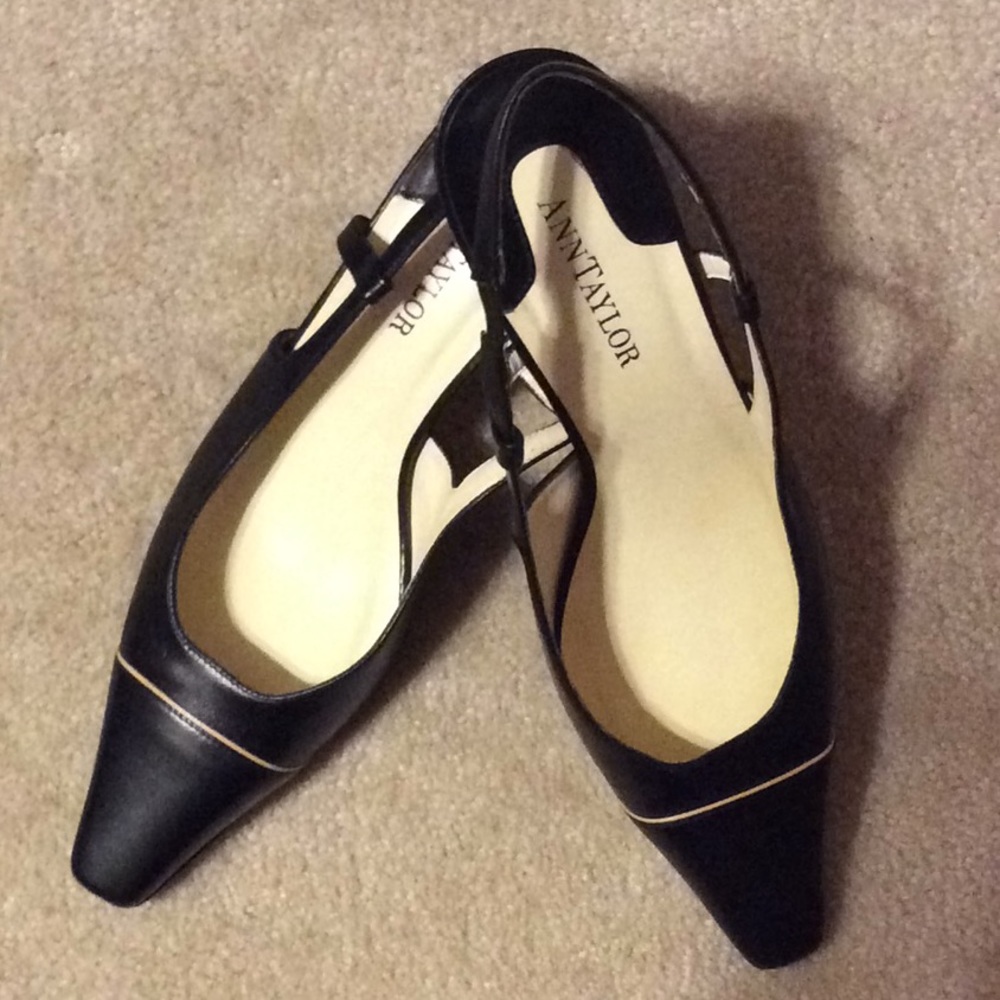 ANN TAYLOR - CLASSIC BLACK LEATHER SLING BACKS