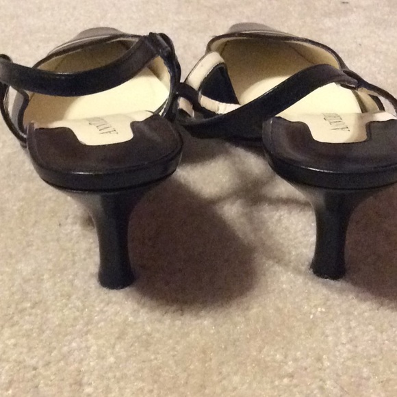 ANN TAYLOR - CLASSIC BLACK LEATHER SLING BACKS - Picture 2 of 6