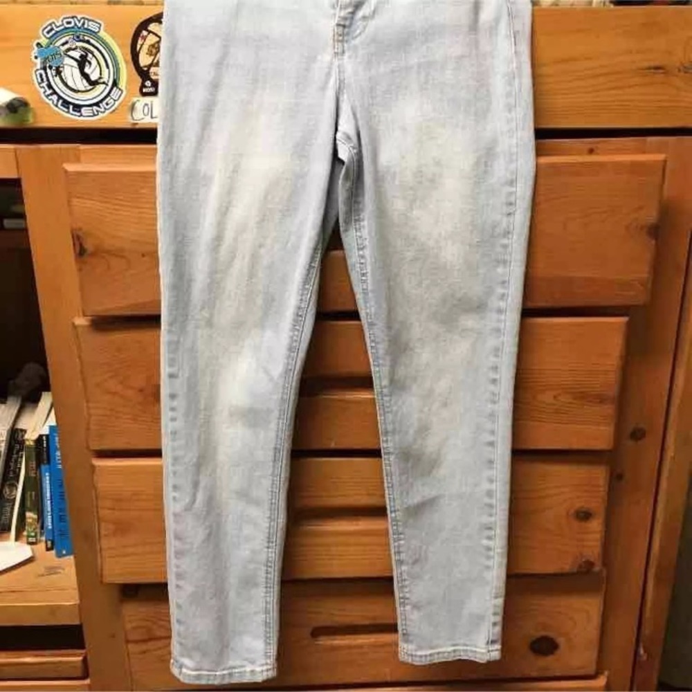 Light blue wash mom jeans