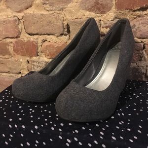 Grey woven classic wedges