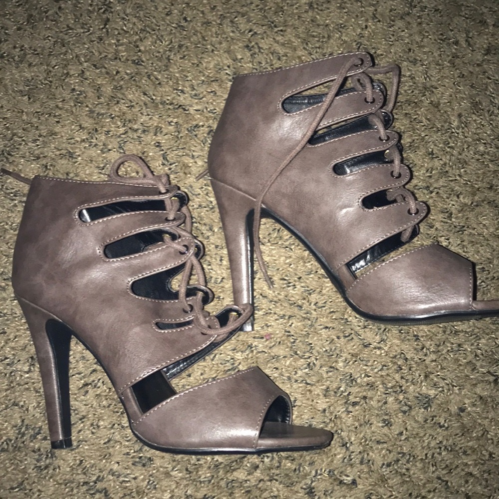 ABSOLUTELY BEAUTIFUL TAUPE OPEN TOE TOE UP HEELS