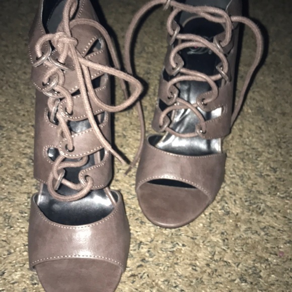 ABSOLUTELY BEAUTIFUL TAUPE OPEN TOE TOE UP HEELS - Picture 2 of 8