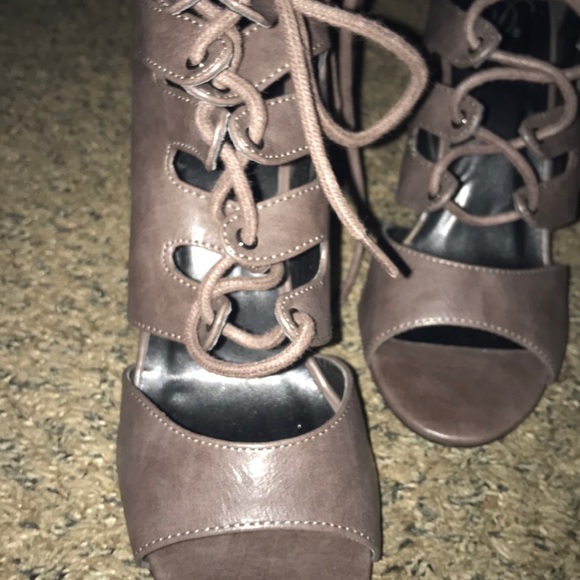 ABSOLUTELY BEAUTIFUL TAUPE OPEN TOE TOE UP HEELS - Picture 3 of 8