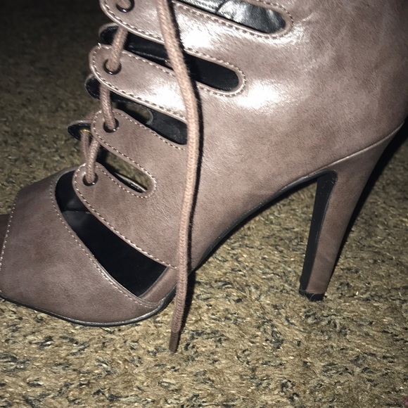 ABSOLUTELY BEAUTIFUL TAUPE OPEN TOE TOE UP HEELS - Picture 4 of 8