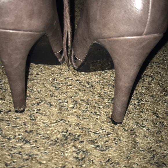 ABSOLUTELY BEAUTIFUL TAUPE OPEN TOE TOE UP HEELS - Picture 5 of 8