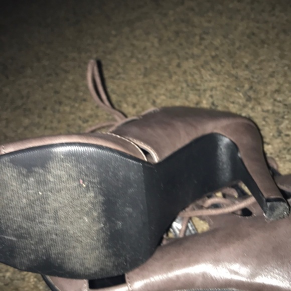 ABSOLUTELY BEAUTIFUL TAUPE OPEN TOE TOE UP HEELS - Picture 6 of 8