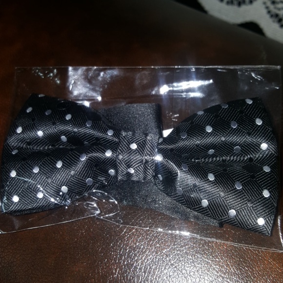 Men Bow Tie - Picture 2 of 3