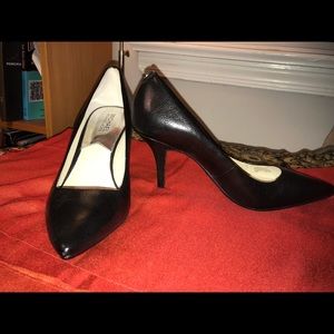 Black leather, Michael Kors Pumps (NEW)