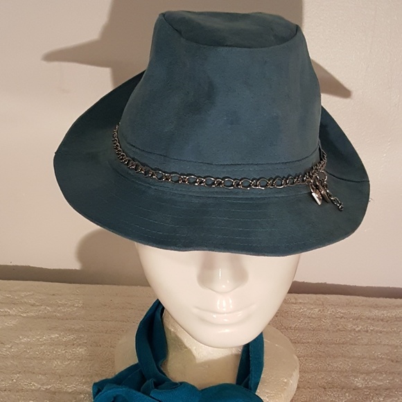 HAT WITH JEWELED CHAIN - Picture 1 of 3