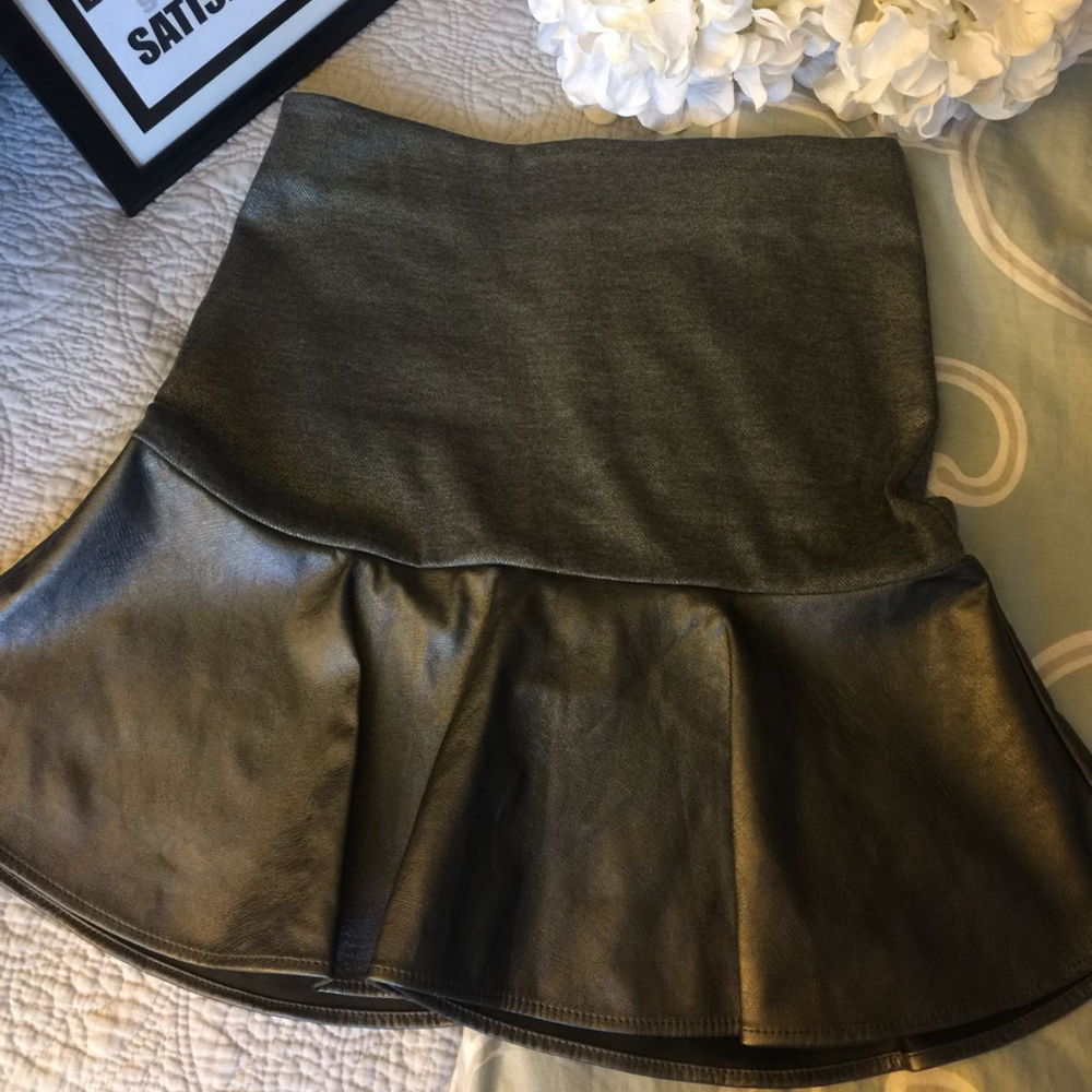 🔥 SALE! Vegan silver high waisted skirt. Small.