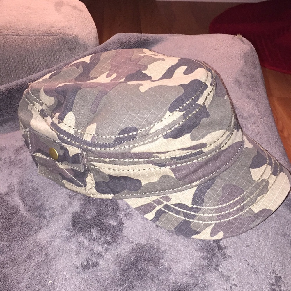 Women’s camo hat