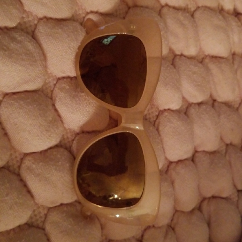 Beige oversized cateye sunglasses