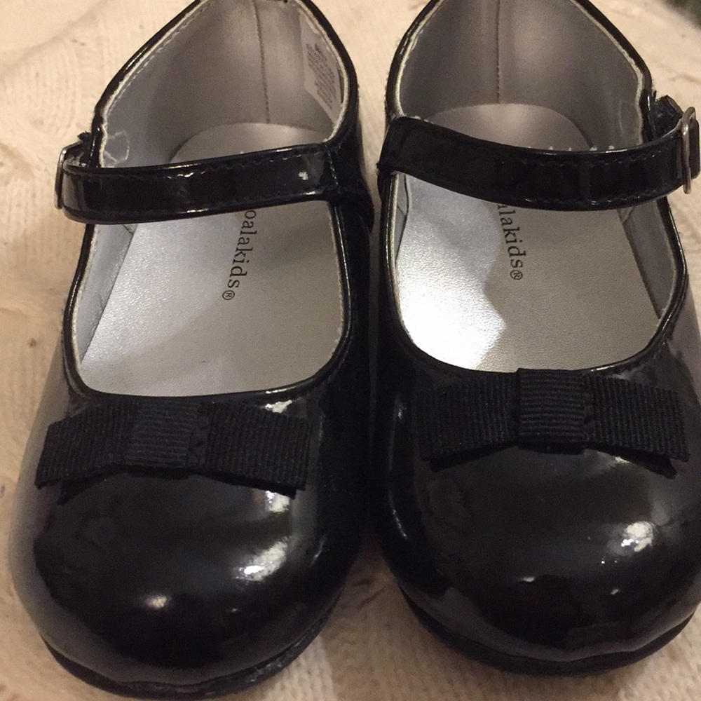 Black patent Mary Janes with flat grosgrain bow