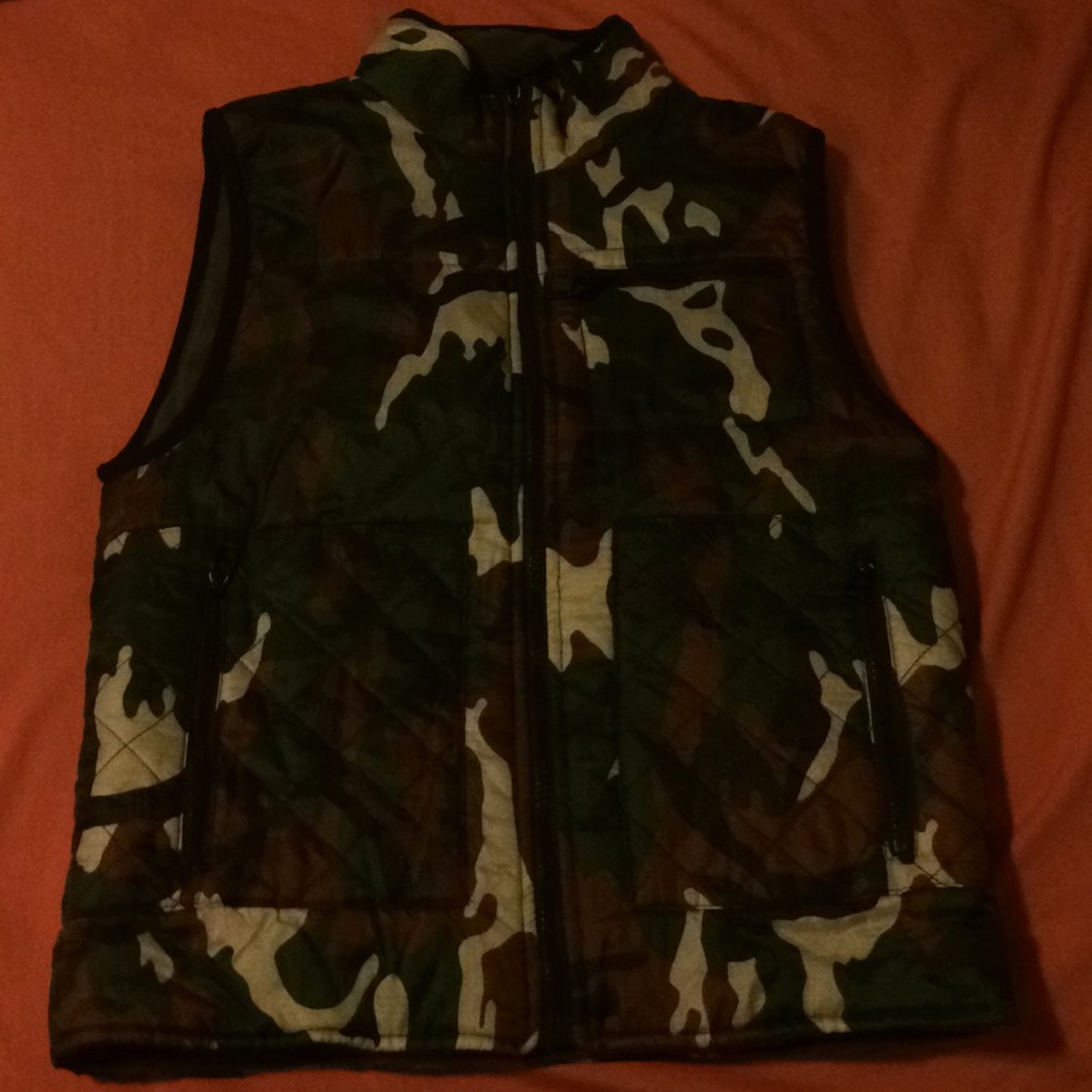 Boys medium camo vest.
