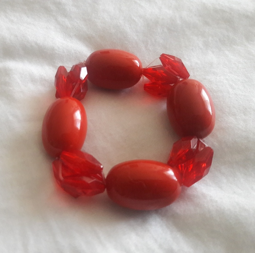 Red barrel shaped beaded bracelet