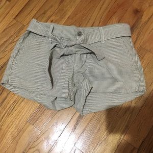 Seven pin striped short with bow