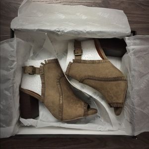 LAYERED FRINGE BOOTIES