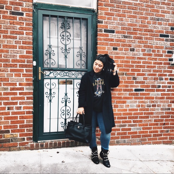 SOLD!!Chanel serf tot w/ strap - Picture 4 of 7