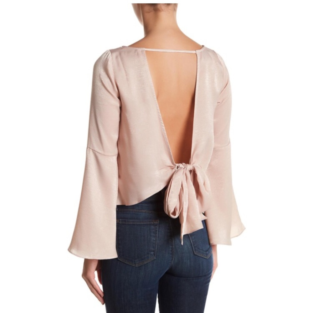 🎉HP🎉Soprano satin open back blouse