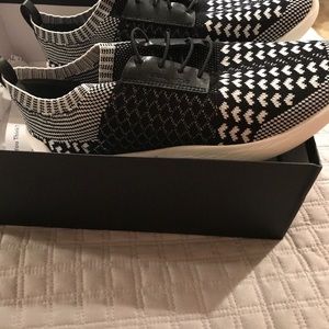 NIB Kendall and Kylie heart Sneakers size 9