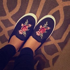 Bebe embroidered flower shoes 🌺