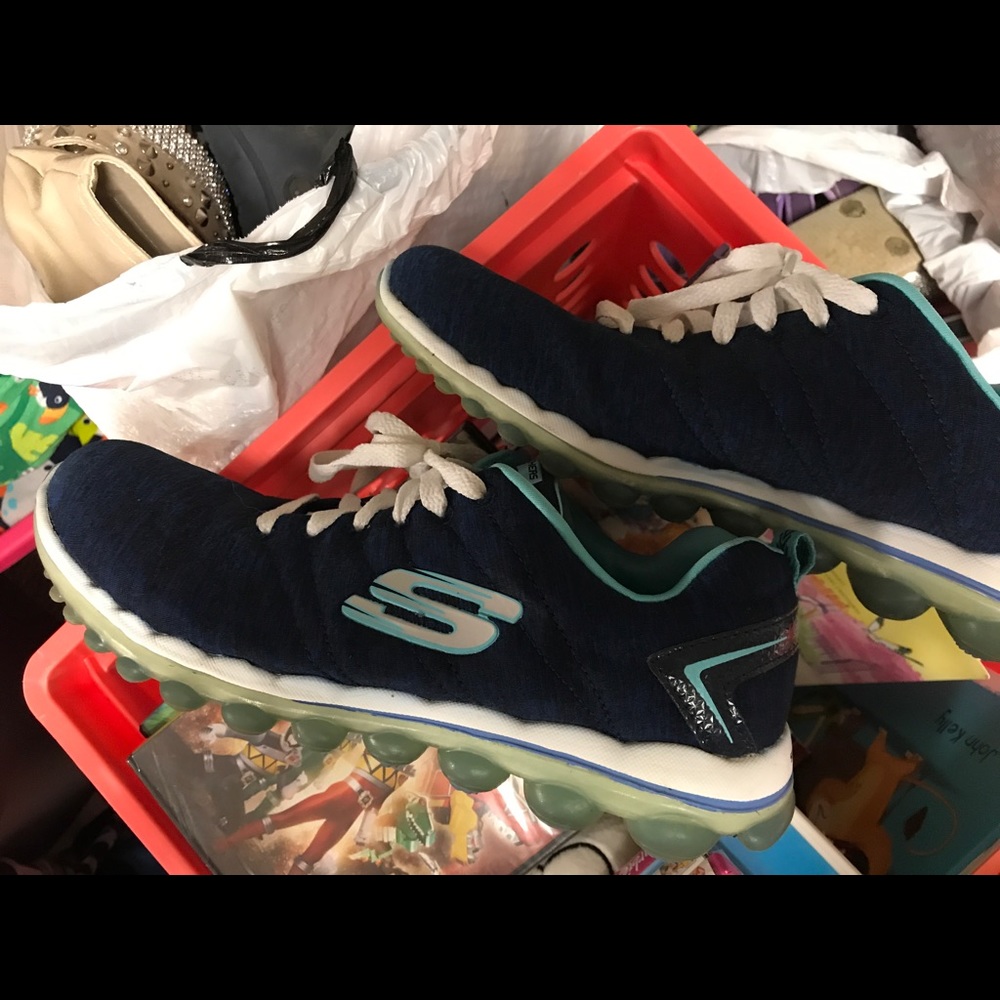 Size 8.5 sketchers sketch-air.  Navy