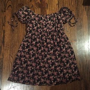 Super cute off the shoulder floral dress (L)