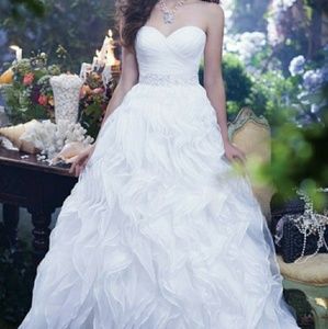 Alfred Angelo Wedding Dresses

Style: 242