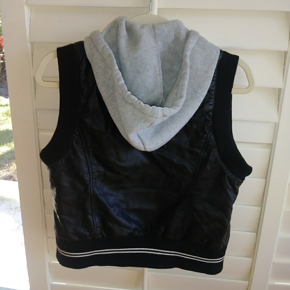 Sleeveless jacket