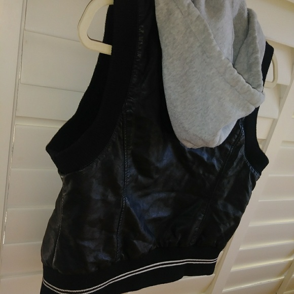 Sleeveless jacket - Picture 3 of 8
