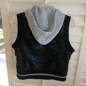 Sleeveless jacket