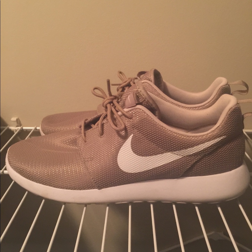 Nike Roshe Men’s Sneakers - Tan/Gold Sz 10.5