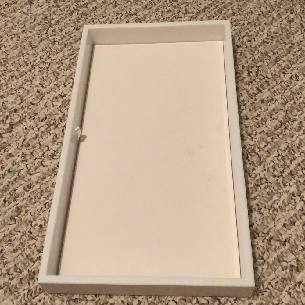 6 White stackable trays