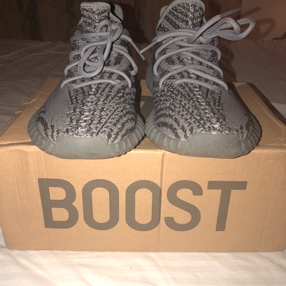 Yeezy Boost 350 V2 Belugas 2.0 - Picture 2 of 6