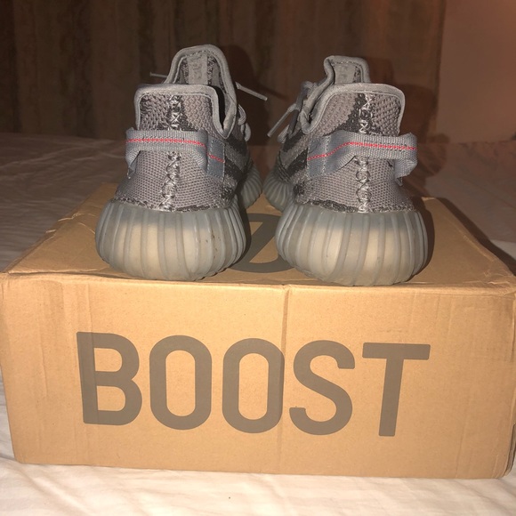 Yeezy Boost 350 V2 Belugas 2.0 - Picture 4 of 6